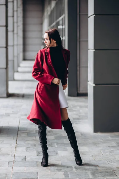 Meisje Een Warme Lichtjas Buiten Model Bovenkleding Brunette Een Lange — Stockfoto