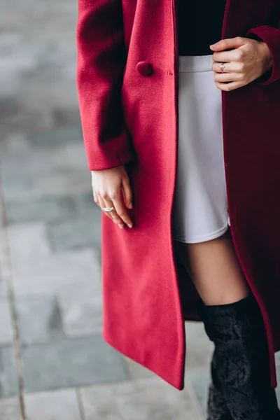 外面穿着暖和的浅色外套的女孩 外装模特 穿着红色长外套的黑头发在城市里走来走去 穿着时髦休闲装的漂亮姑娘 春秋系列 — 图库照片