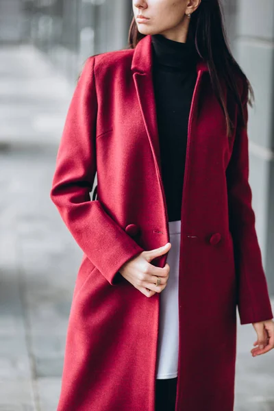 Dziewczyna Ciepłym Płaszczu Zewnątrz Model Odzieży Wierzchniej Brunetka Długim Czerwonym — Zdjęcie stockowe