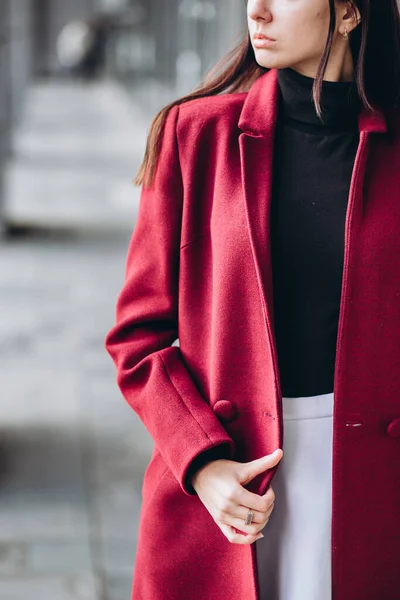 外面穿着暖和的浅色外套的女孩 外装模特 穿着红色长外套的黑头发在城市里走来走去 穿着时髦休闲装的漂亮姑娘 春秋系列 — 图库照片