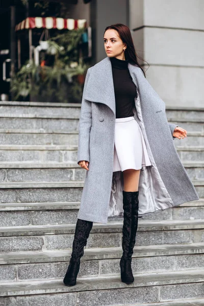 穿着保暖外套的女孩 外装模特 穿着灰色长外套的黑头发在城市里走来走去 穿着时髦休闲装的漂亮姑娘 春秋系列 — 图库照片