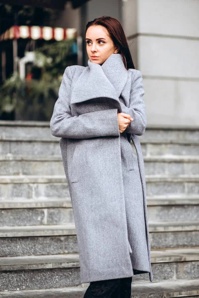 Meisje Een Warme Jas Buiten Model Bovenkleding Brunette Een Lange — Stockfoto