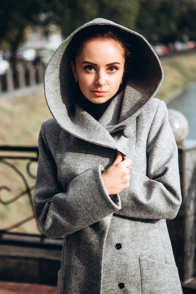 Meisje Een Warme Jas Buiten Model Bovenkleding Een Brunette Een — Stockfoto