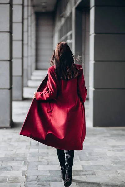 Menina Casaco Luz Quente Livre Modelo Outerwear Morena Longo Casaco — Fotografia de Stock