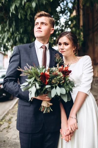 Jeune Couple Tenue Mariage Lors Une Journée Ensoleillée Automne Promène — Photo