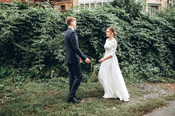 Ein Junges Paar Hochzeitskleidung Einem Sonnigen Herbsttag Spaziert Durch Die — Stockfoto