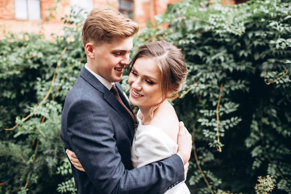 Güneşli bir sonbahar gününde gelinlik giymiş genç bir çift şehirde dolaşıyor. Duygular. Yeşillik arka planında mutlu bir karı kocanın portresi. Komik adam ve kız dışarıda gülüyorlar..