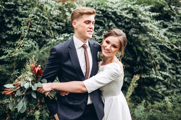 Jeune Couple Tenue Mariage Lors Une Journée Ensoleillée Automne Promène — Photo