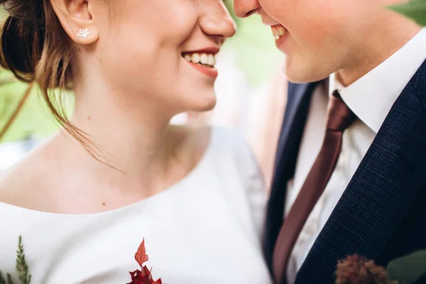 Jeune Couple Tenue Mariage Lors Une Journée Ensoleillée Automne Promène — Photo