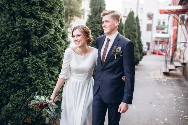 Sonbahar günü şehirde yürüyen genç bir çift. Birbirine aşık bir çift. Gerçek duygular. Yeşillik arka planında mutlu bir karı kocanın portresi. Komik adam ve kız yağmurda dışarıda gülüyorlar..