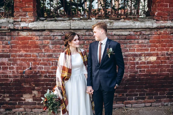 Ein Junges Paar Hochzeitskleidung Einem Sonnigen Herbsttag Spaziert Durch Die — Stockfoto
