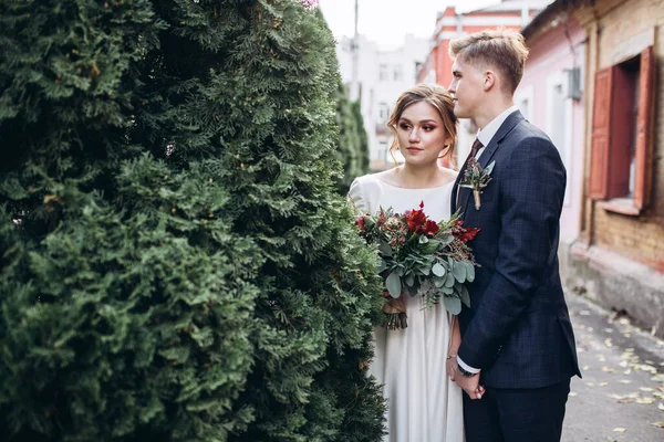 Sonbahar günü şehirde yürüyen genç bir çift. Birbirine aşık bir çift. Gerçek duygular. Yeşillik arka planında mutlu bir karı kocanın portresi. Komik adam ve kız yağmurda dışarıda gülüyorlar..