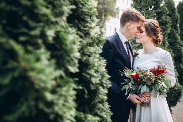 Een Jong Stel Een Herfstwandeling Door Stad Een Paar Verliefd — Stockfoto