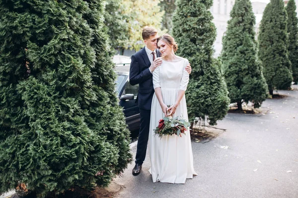 Sonbahar günü şehirde yürüyen genç bir çift. Birbirine aşık bir çift. Gerçek duygular. Yeşillik arka planında mutlu bir karı kocanın portresi. Komik adam ve kız yağmurda dışarıda gülüyorlar..