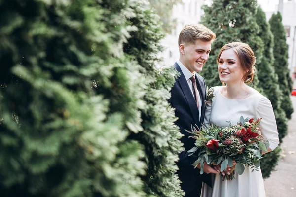 Sonbahar günü şehirde yürüyen genç bir çift. Birbirine aşık bir çift. Gerçek duygular. Yeşillik arka planında mutlu bir karı kocanın portresi. Komik adam ve kız yağmurda dışarıda gülüyorlar..