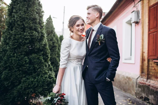 Sonbahar günü şehirde yürüyen genç bir çift. Birbirine aşık bir çift. Gerçek duygular. Yeşillik arka planında mutlu bir karı kocanın portresi. Komik adam ve kız yağmurda dışarıda gülüyorlar..