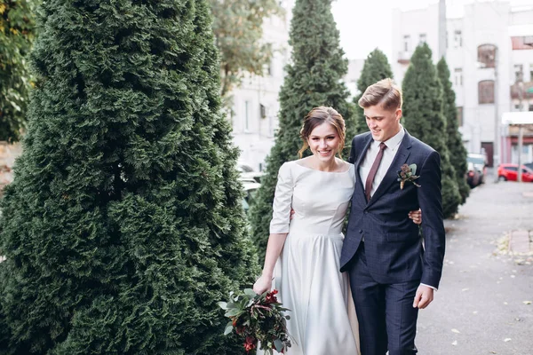 Sonbahar günü şehirde yürüyen genç bir çift. Birbirine aşık bir çift. Gerçek duygular. Yeşillik arka planında mutlu bir karı kocanın portresi. Komik adam ve kız yağmurda dışarıda gülüyorlar..