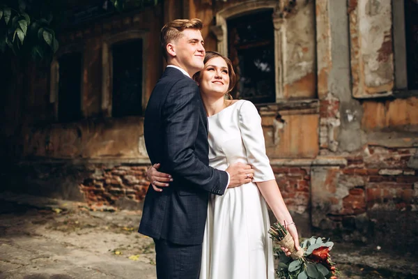 Güneşli bir sonbahar gününde gelinlik giymiş genç bir çift şehirde dolaşıyor. Birbirine aşık bir çift. Duygular. Mutlu bir karı kocanın portresi. Komik adam ve kız dışarıda gülüyorlar..