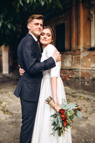 Jovem Casal Roupas Casamento Dia Ensolarado Outono Passear Pela Cidade — Fotografia de Stock