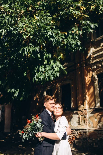 Ein Junges Paar Hochzeitskleidung Einem Sonnigen Herbsttag Spaziert Durch Die — Stockfoto