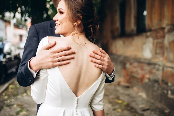 Güneşli bir sonbahar gününde gelinlik giymiş genç bir çift şehirde dolaşıyor. Birbirine aşık bir çift. Duygular. Mutlu bir karı kocanın portresi. Komik adam ve kız dışarıda gülüyorlar..