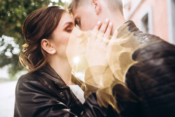 Jeune Couple Lors Une Journée Ensoleillée Automne Promène Dans Ville — Photo