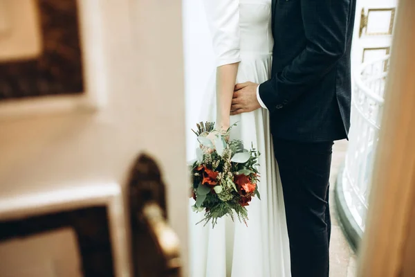 드레스를 커플이 저택에서 실내에서 열리는 결혼식에서 신부와 신부를 사랑하는 남편과 — 스톡 사진