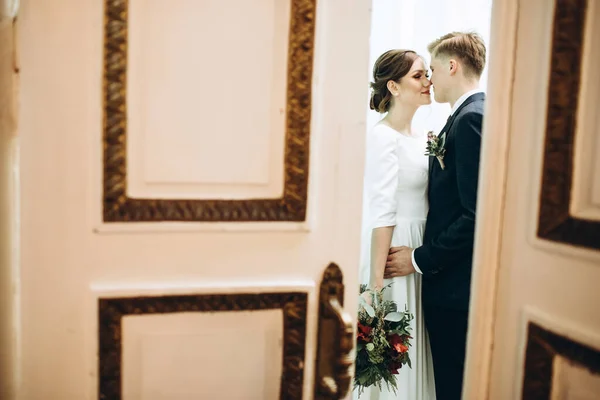 Jeune Couple Robe Mariée Dans Vieux Manoir Mariée Marié Lors — Photo