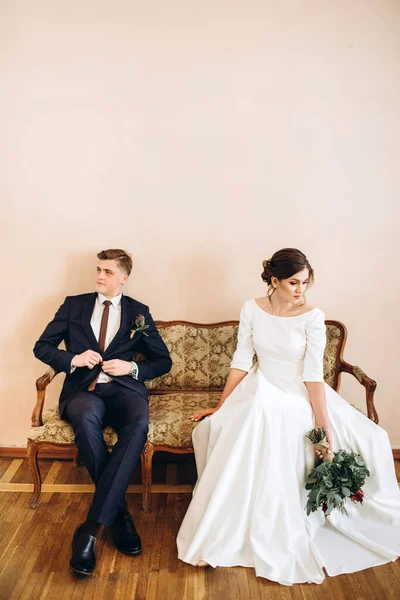 Una Giovane Coppia Abiti Sposa Una Vecchia Villa Sposo Sposo — Foto Stock