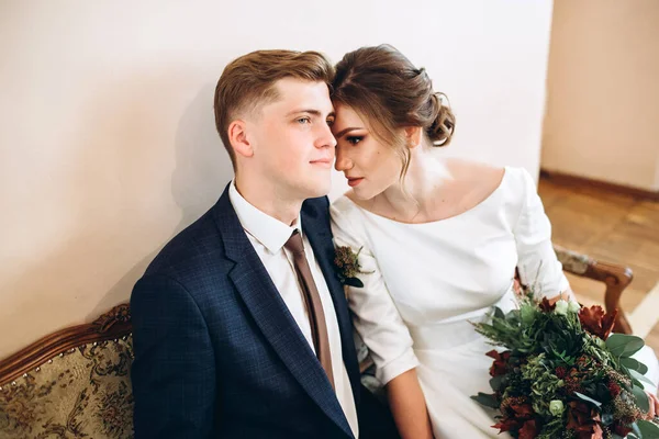 Ein Junges Paar Brautkleidern Einer Alten Villa Braut Und Bräutigam — Stockfoto
