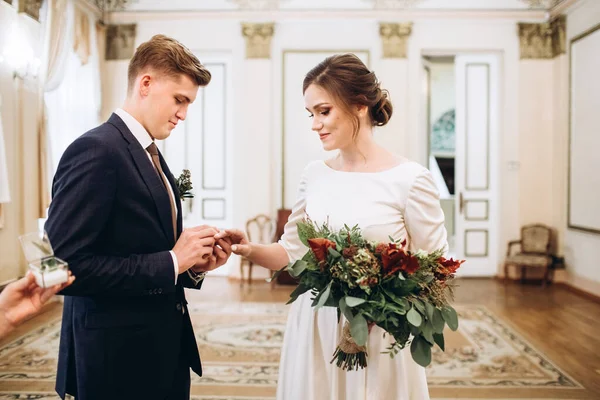 Een Jong Stel Trouwjurken Een Oud Herenhuis Bruid Bruidegom Bij — Stockfoto