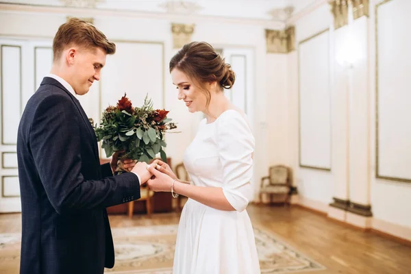 Eski bir malikanede gelinlik giymiş genç bir çift. Gelin ve damat içeride bir düğün töreninde. Sevgi dolu bir çift. Duygular. Mutlu karı koca. Damat gelinin parmağına alyans takar..