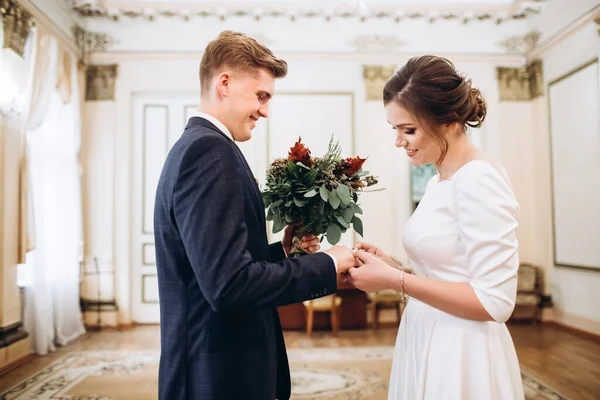 Jeune Couple Robe Mariée Dans Vieux Manoir Mariée Marié Lors — Photo