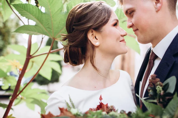 Ein Junges Paar Hochzeitskleidung Einem Sonnigen Herbsttag Spaziert Durch Die — Stockfoto