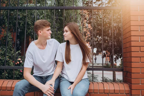 Young Couple Fall Day Walk City Happy Couple Sitting Brick — Stock Photo, Image