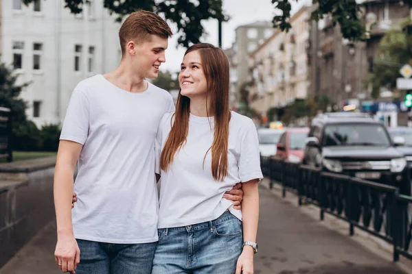 Pareja Joven Camina Por Las Calles Ciudad Toman Mano Chico —  Fotos de Stock