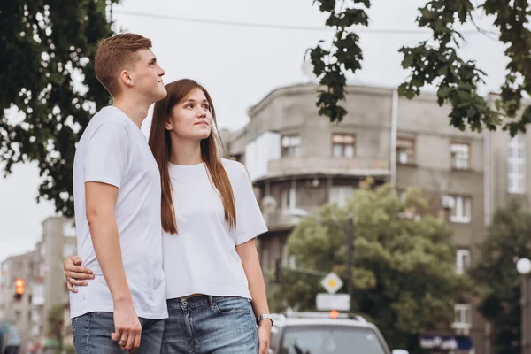 Genç Çift Şehrin Sokaklarında Yürüyor Ele Tutuşuyorlar Beyaz Tişörtlü Erkek — Stok fotoğraf