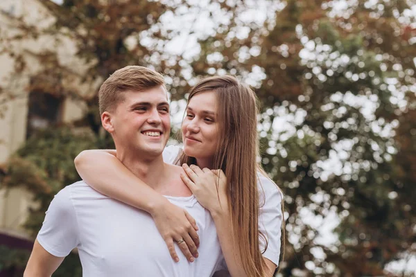 Felice Giovane Coppia Cammina Strade Della Città Tiene Mano Ragazzo — Foto Stock