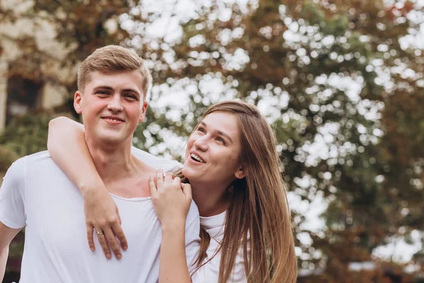 Feliz Pareja Joven Camina Por Las Calles Ciudad Toman Mano —  Fotos de Stock