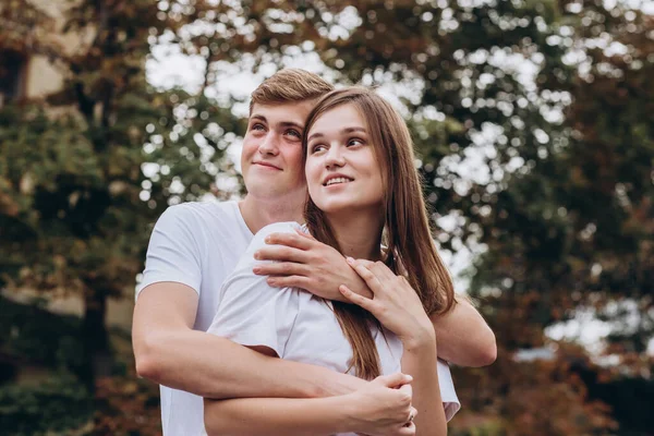 Jovem Casal Feliz Caminha Pelas Ruas Cidade Mãos Dadas Homem — Fotografia de Stock