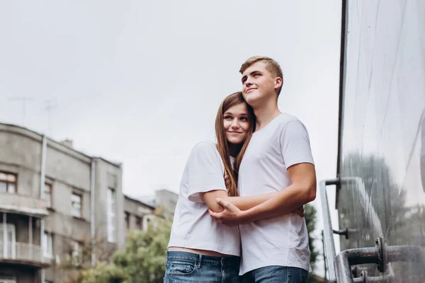 Mutlu Genç Çift Şehrin Sokaklarında Yürüyor Ele Tutuşuyorlar Beyaz Tişörtlü — Stok fotoğraf