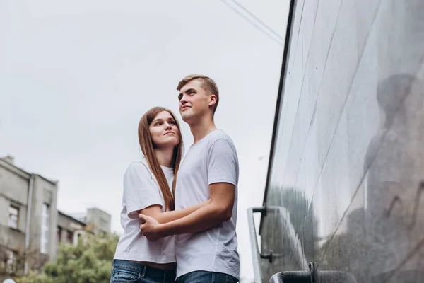 Feliz Pareja Joven Camina Por Las Calles Ciudad Toman Mano — Foto de Stock