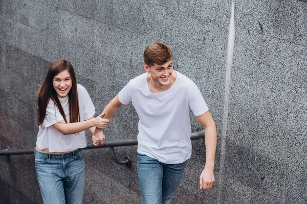 Feliz Pareja Joven Camina Por Las Calles Ciudad Toman Mano —  Fotos de Stock