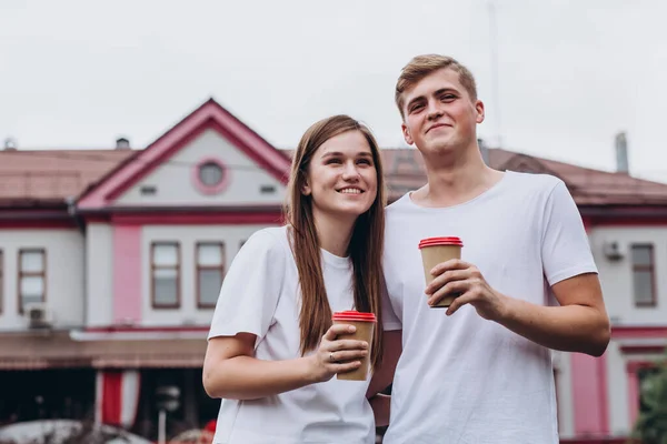 Feliz Pareja Joven Camina Por Las Calles Ciudad Bebe Café —  Fotos de Stock