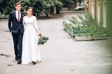 Güneşli bir sonbahar gününde gelinlik giymiş genç bir çift şehirde dolaşıyor. Birbirine aşık bir çift. Duygular. Mutlu bir karı kocanın portresi. Komik adam ve kız dışarıda gülüyorlar..