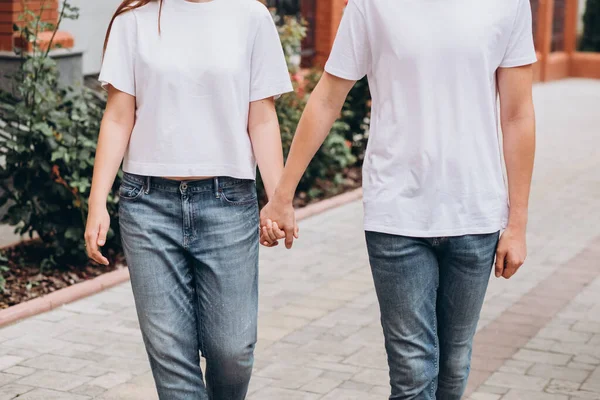 Feliz Pareja Joven Camina Por Las Calles Ciudad Toman Mano —  Fotos de Stock