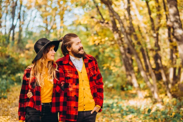 Chico Chica Están Caminando Bosque Otoño Retrato Cerca Una Alegre —  Fotos de Stock