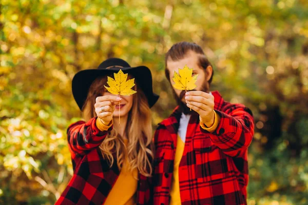 Adam Kız Ellerinde Akçaağaç Yaprakları Tutuyorlar Çift Yüzlerini Sarı Akçaağaç — Stok fotoğraf