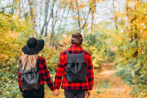 Young Couple Walks Autumn Forest Holding Hands Stylishly Dressed Guy — Stock Photo, Image