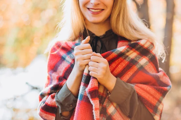 Blond Met Grijze Hoed Loopt Door Het Herfstbos Vrolijk Meisje — Stockfoto